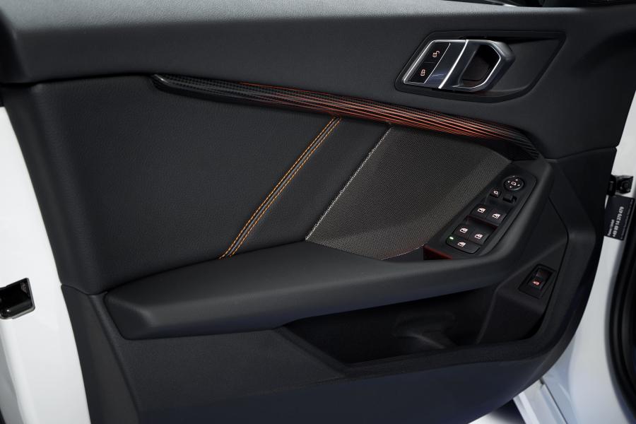 Детали интерьера BMW 118i Sportline (F40) 2019 года  (WW) (фото 46 из 81)